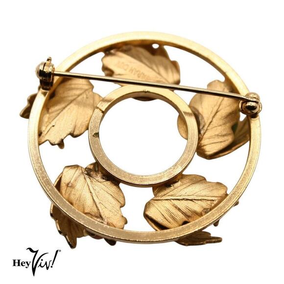 Vintage Sarah Coventry Circle Wreath Pin Signed Gold Leaves Stone Pearl -Hey Viv - Picture 2 of 4